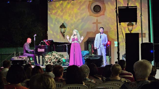 Momento del dueto 'El brindis', por Juani Díaz y José Antonio Peñas, Germán Coca al piano
