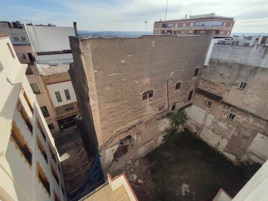 Vista del edificio que se demolerá en María Cristina