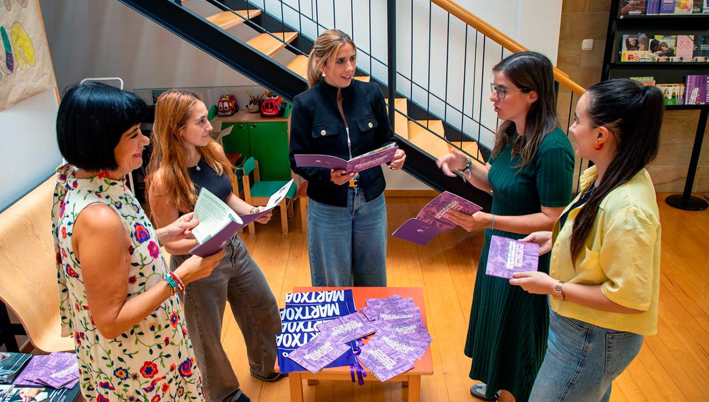 La alcaldesa, en el centro, intercambia impresiones con responsables de la Casa de la Mujer de Ermua