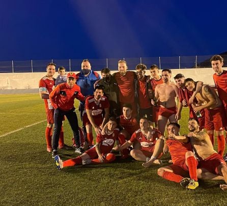 Momento de la celebración, jugadores y entrenador