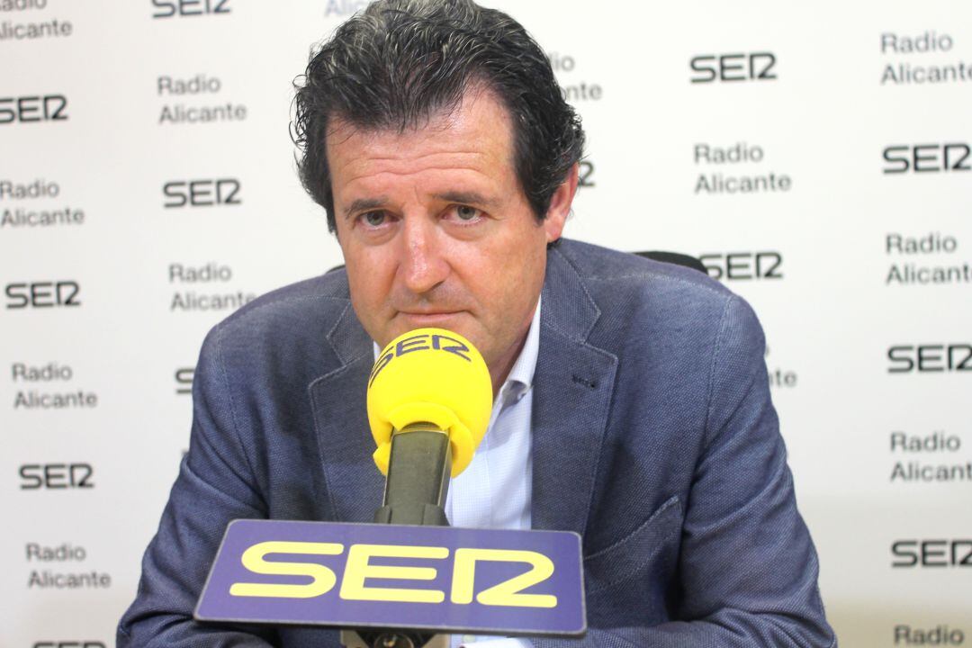 José Ciscar en los estudios de Radio Alicante (imagen de archivo)