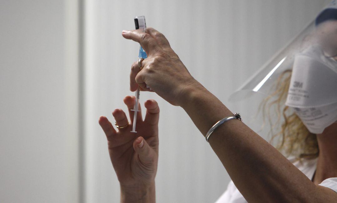 Una enfermera prepara una vacuna contra el COVID-19.