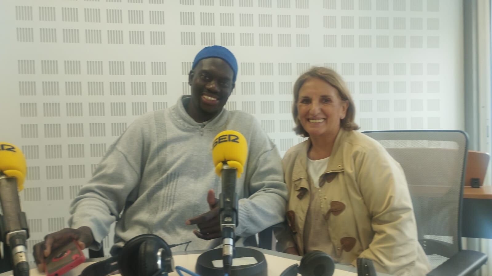 Serigne Falou Kane, senegalés residente en la capital onubense, junto a Lucía Vizcaya ex jefa de extranjería en Huelva