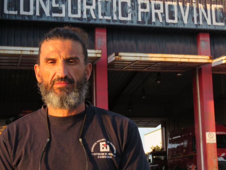 Antonio García a las puertas del Parque de Bomberos de Puente Genil