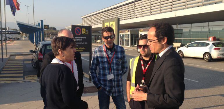Francesc Vallès, envoltat de diversos representants dels treballadors de l'Aeroport de Reus.