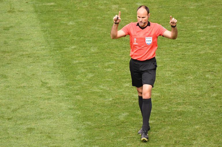 El español Mateu Lahoz en el partido Dinamarca-Australia 