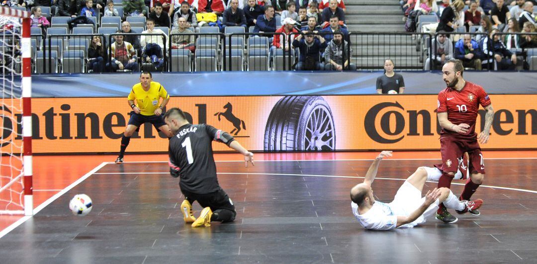 Ricardinho, durante un partido con la selección de Portugal