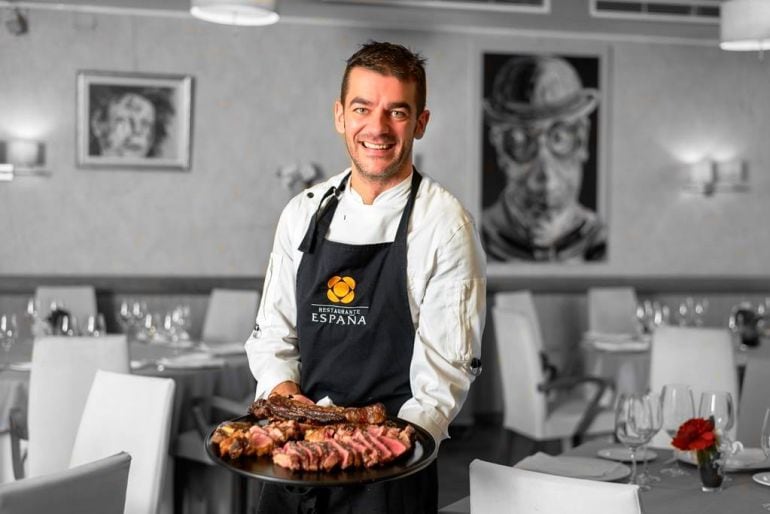 Hector López con un plato de carne de buey en el Restaurante España de Lugo