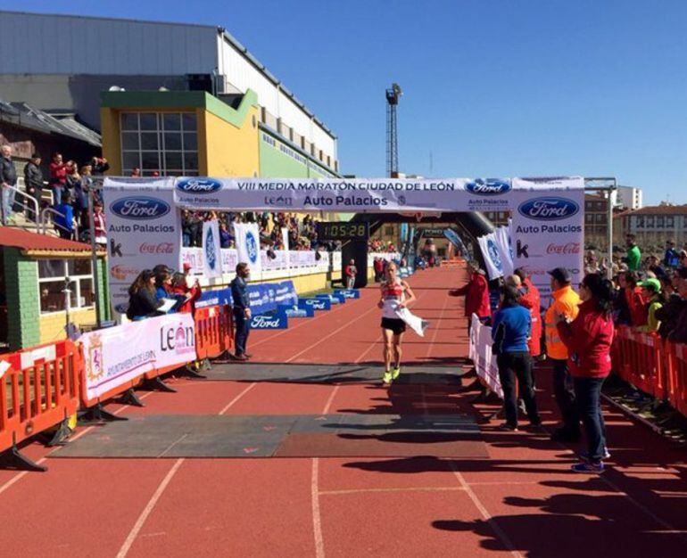 Sergio Sánchez entra, ganador, en meta