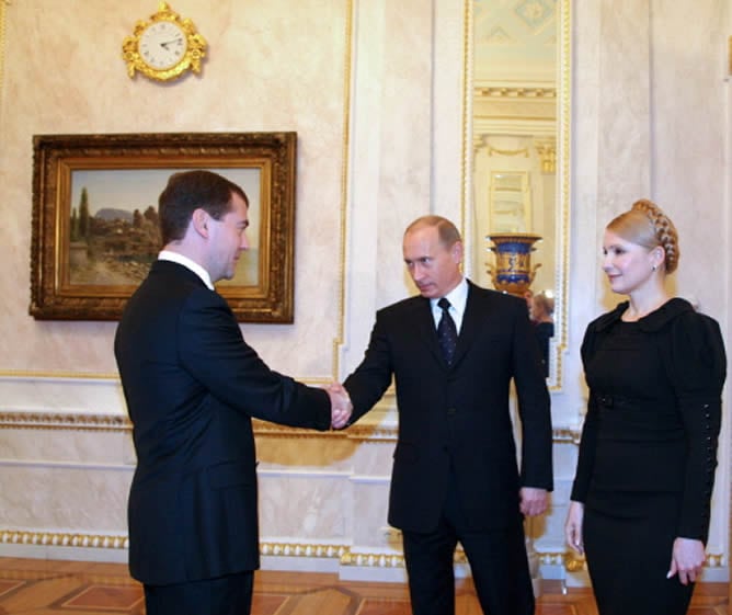 El presidente ruso Dmitry Medvedev y el primer ministro Vladimir Putin junto a su homóloga ucraniana Yulia Tymoshchenko cierran un acuerdo sobre los precios del gas en Moscú