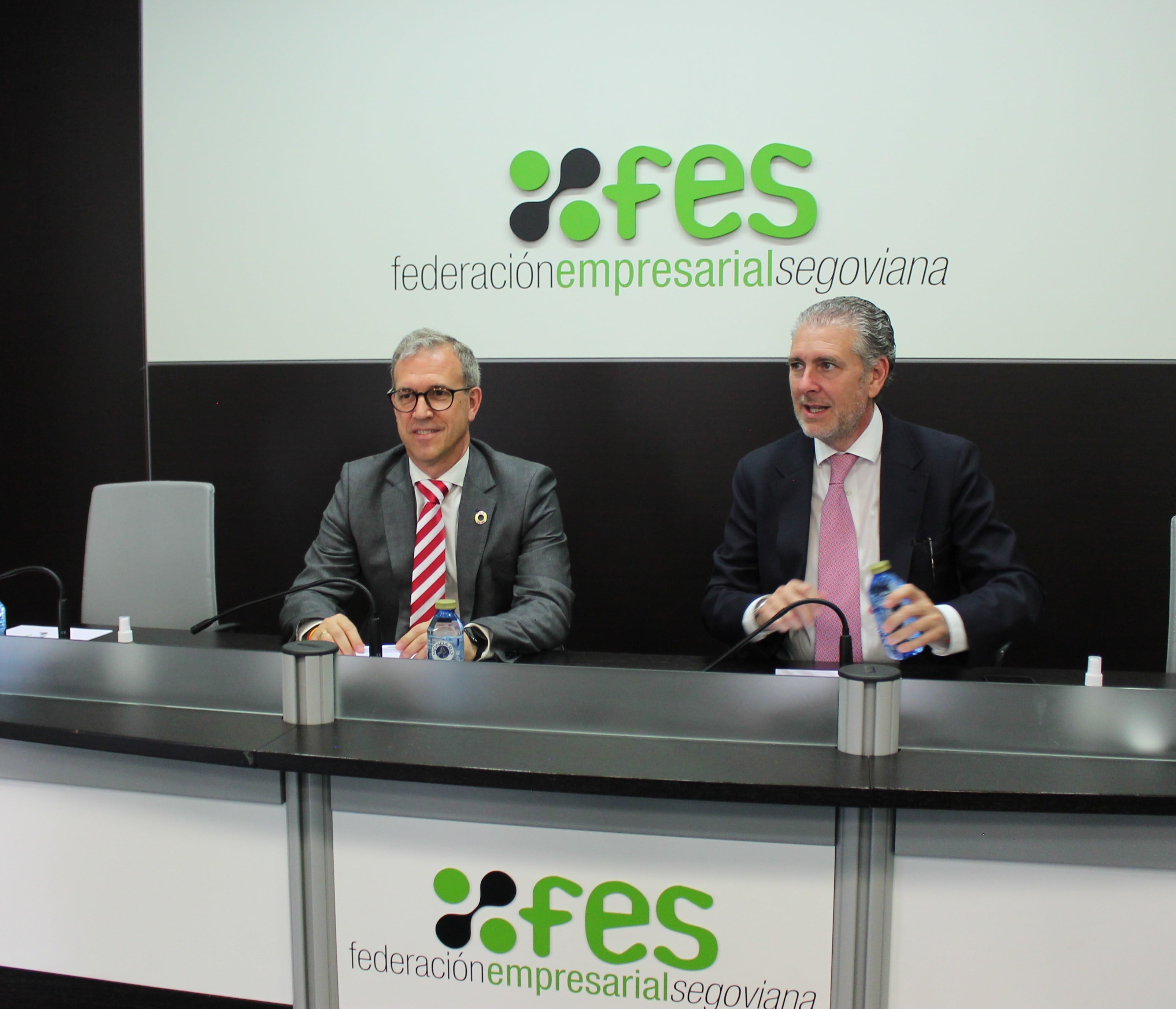 El consejero de Industria, Mariano Veganzones, y el presidente de FES, Andrés Ortega, en la reunión mantenida en Segovia