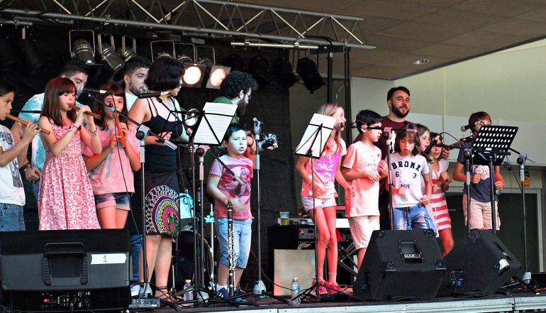 Momento de la actuación de Zascandil Folk con presencia de niños en el escenario en Cuenca