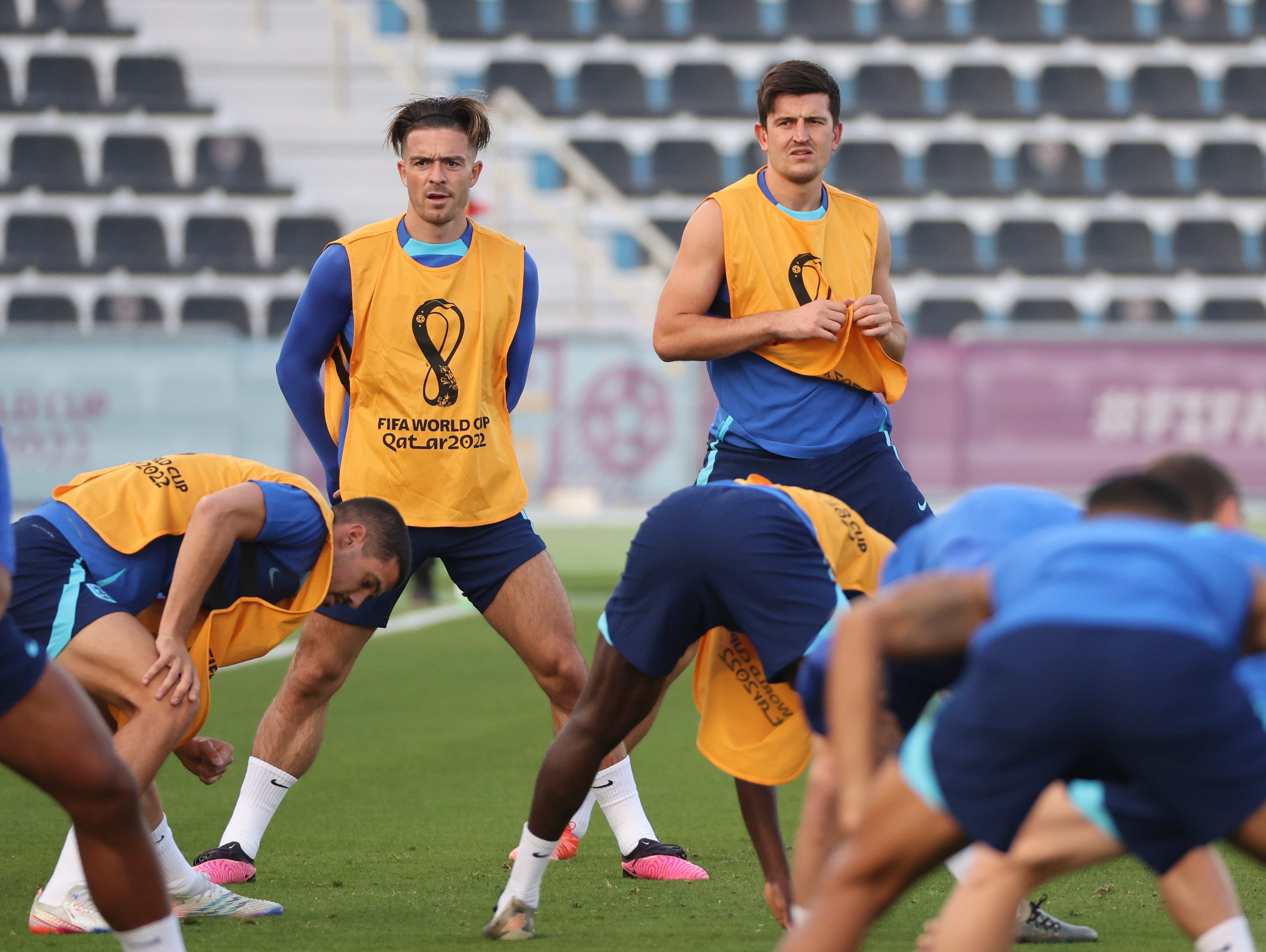 Jack Grealish y Harry Maguire miran el entrenamiento de Inglaterra durante el pasado Mundial de Qatar