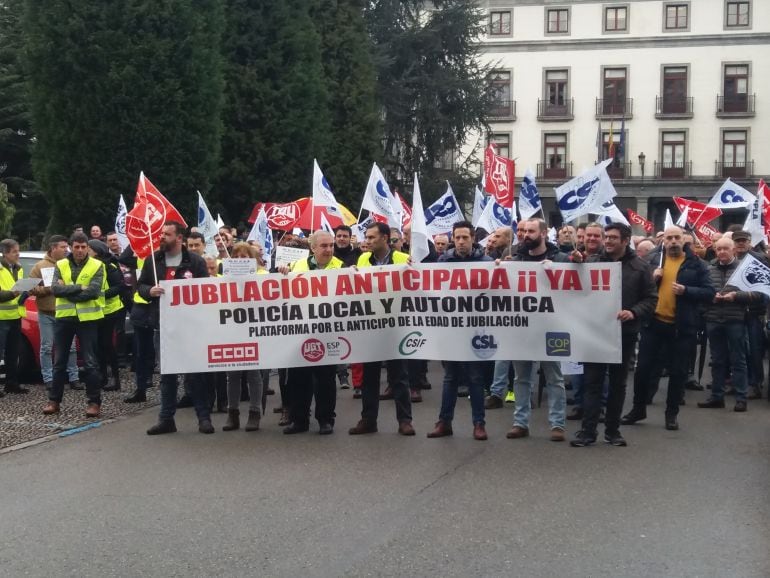 Cabecera de la concentración celebrada a las puertas de la delegación del Gobierno en Asturias.