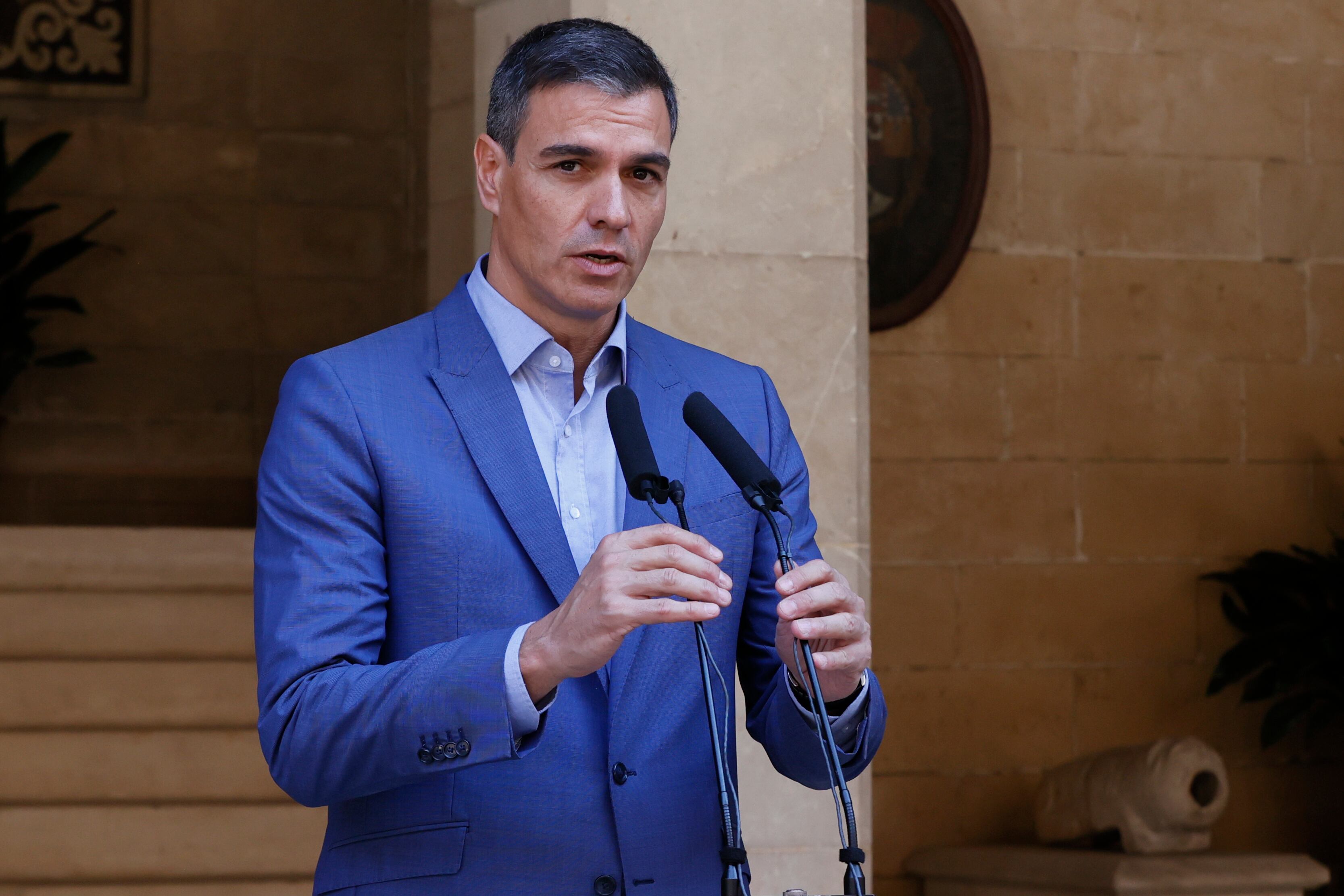 PALMA DE MALLORCA, 02/08/2022.- El presidente del Gobierno, Pedro Sánchez durante la rueda de prensa tras el habitual despacho de verano para repasar los principales asuntos de la actualidad antes del parón estival con el rey Felipe VI este martes, en el Palacio Real de La Almudaina, en Palma de Mallorca. EFE/ Ballesteros
