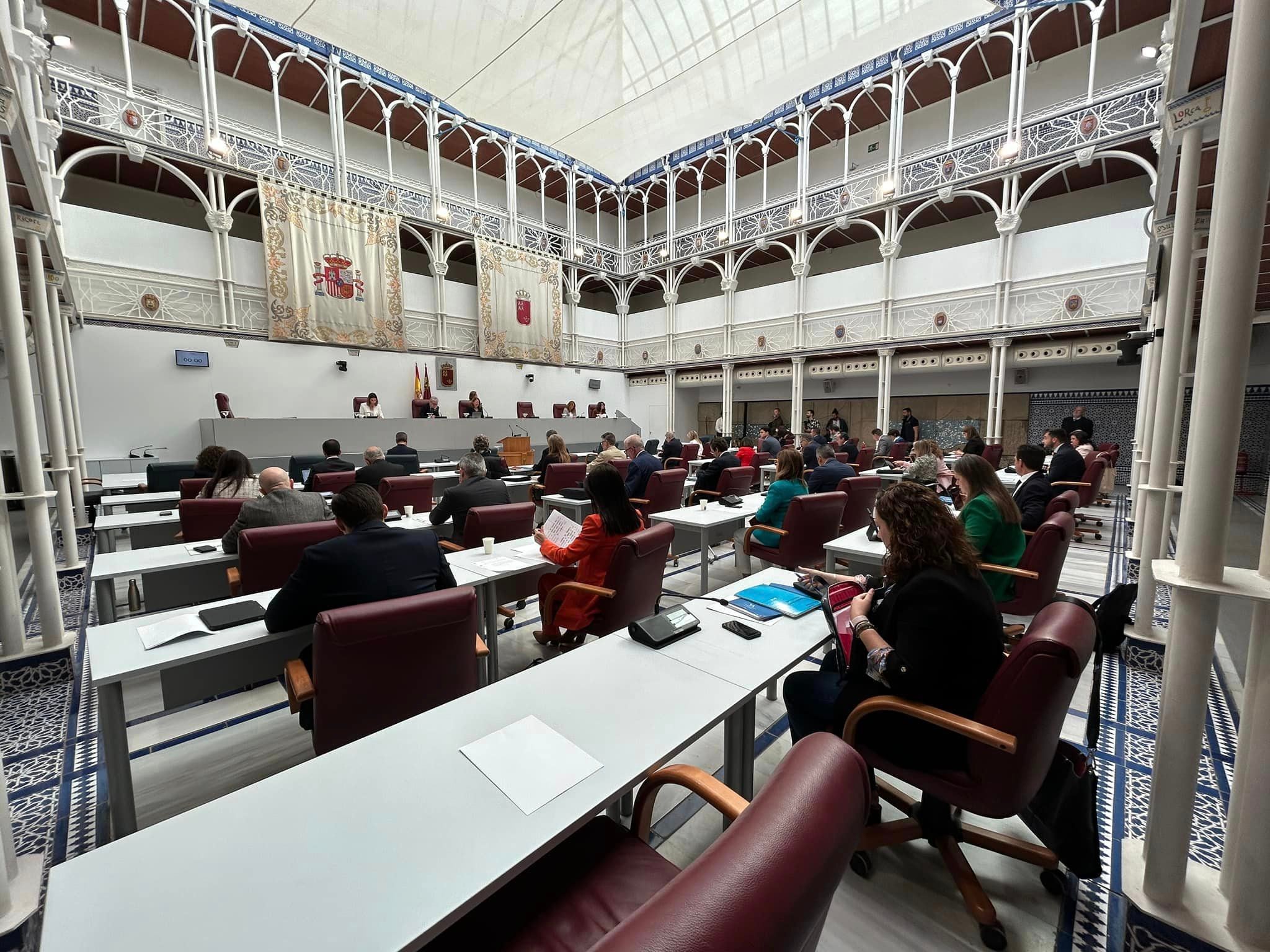 Imagen del Patio de los Ayuntamientos de la Asamblea Regional durante la celebración de una sesión plenaria.