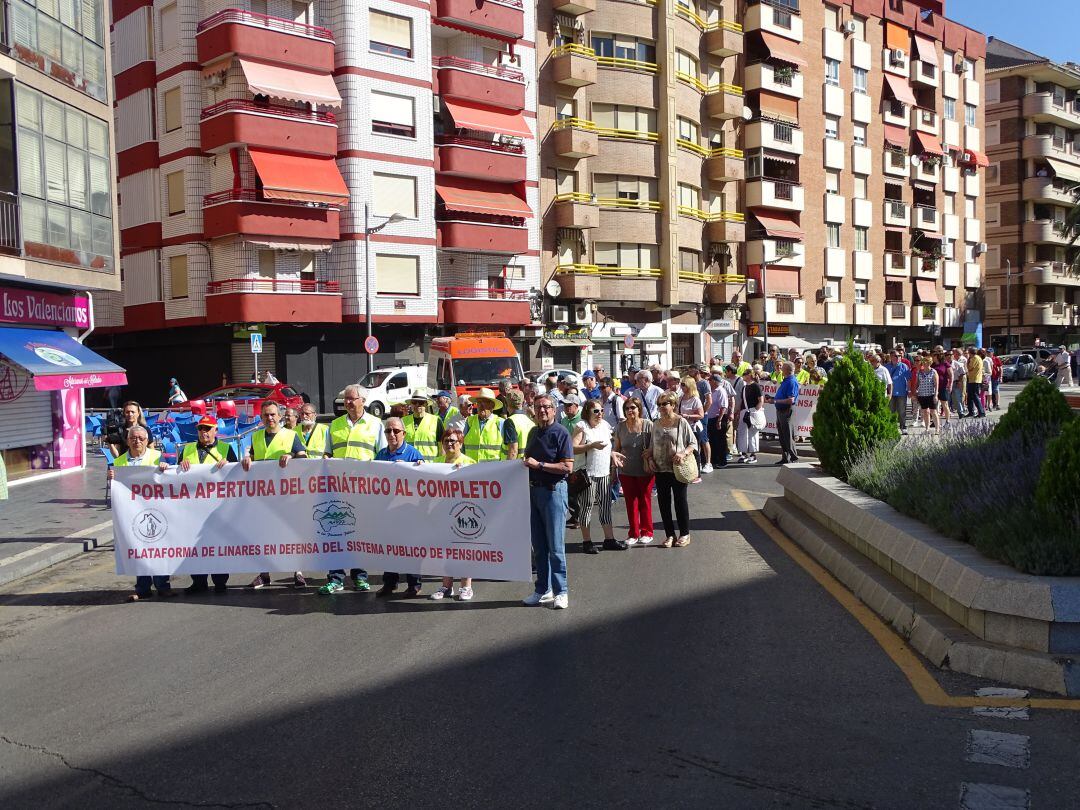 Fotografía de archivo de la manifestación celebrada en junio para reclamar la reapertura del edificio que se encuentra cerrado en el geriátrico.