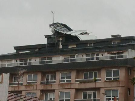 Una ráfaga de viento levantó parte del tejado.