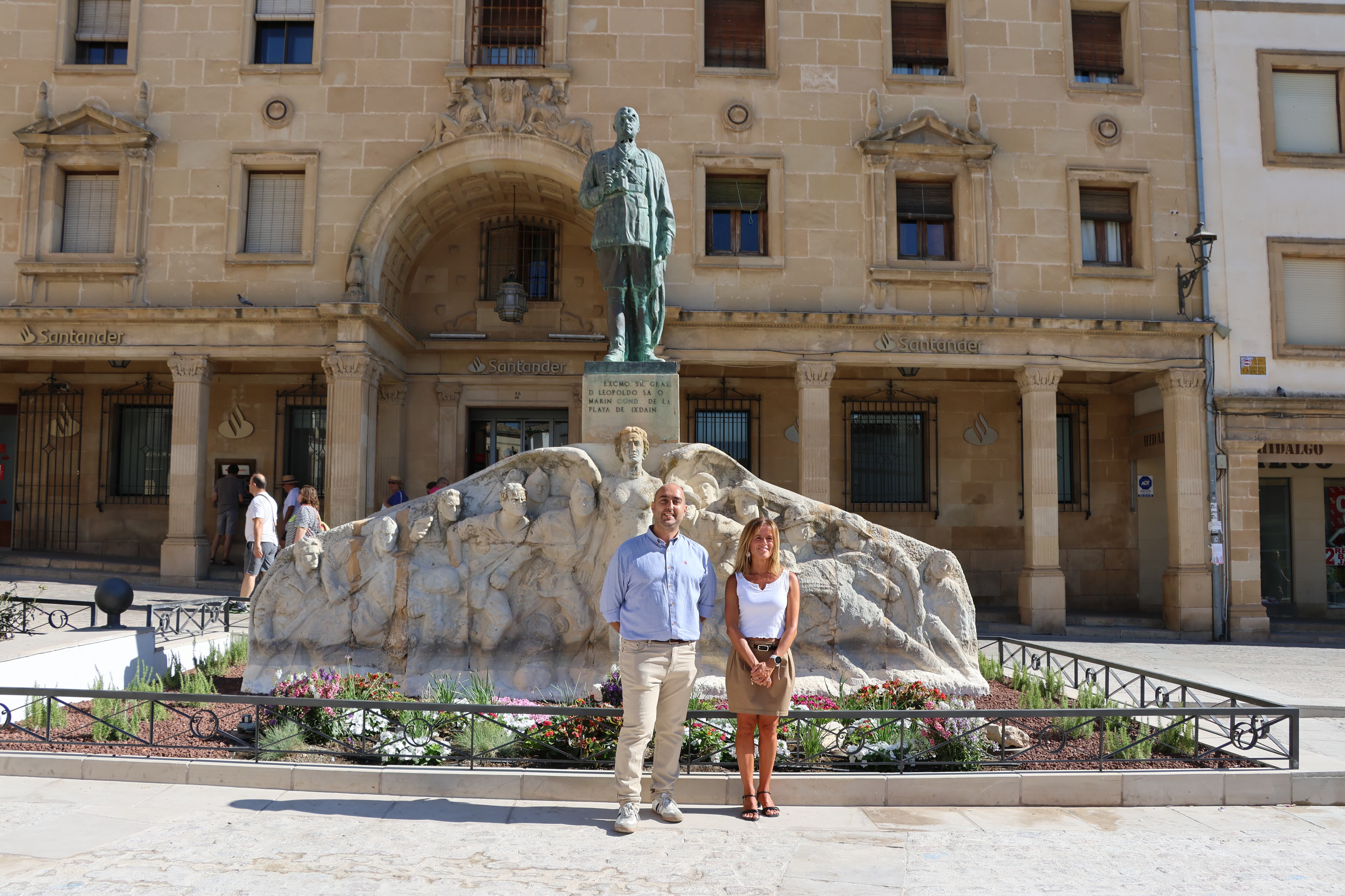 Los concejales Javier Gámez y Maricarmen García, en la Plaza de Andalucía.