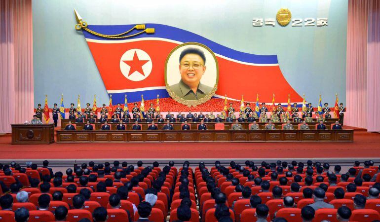 Fotografía suministrada por la Agencia Central Norcoreana de Noticias (KCNA) que muestra a altos mandos oficiales mientras participan en una reunión en Pyongyang (Corea del Norte), para conmemorar el 22 aniversario de la elección del fallecido líder Kim J