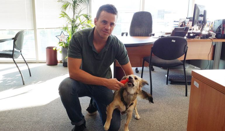 Pablo y su mascota Bop en las oficinas de Royal Canin.