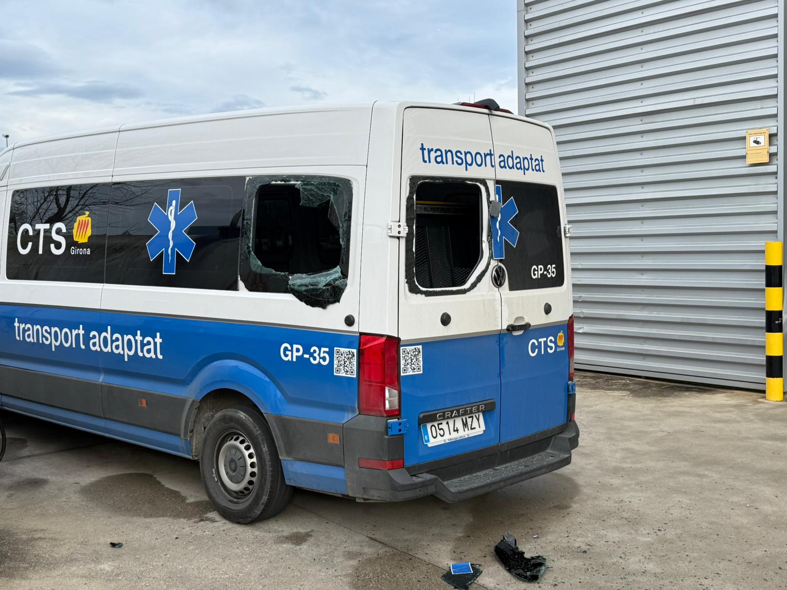 ambulància amb vidres trencats