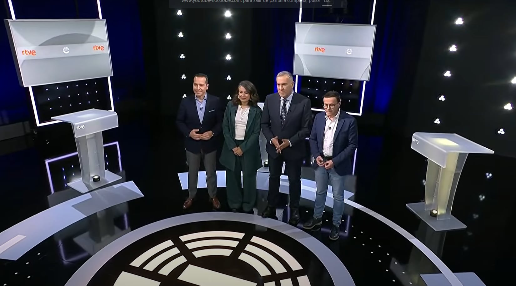 Los candidatos a las elecciones extremeñas, a excepción de la popular María Guardiola, que se ha ausentado, posan junto a Xabier Fortes antes del debate electoral.