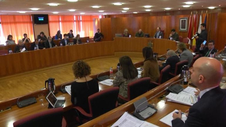 Un momento del pleno municipal con los grupos del PP y Marea de Vigo al fondo.