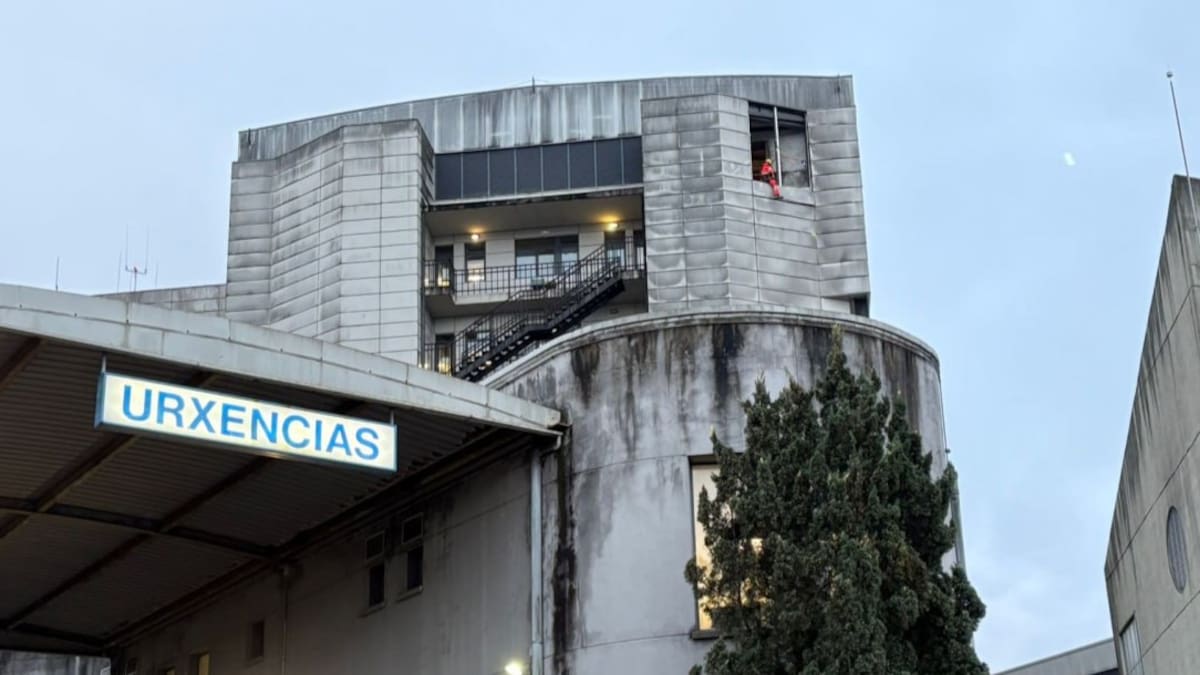 El temporal causa el desprendimiento de chapas de la fachada del Hospital Montecelo