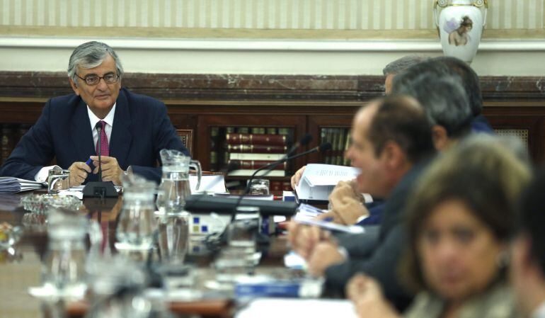 El fiscal general del Estado, Eduardo Torres-Dulce (i), durante la reunión de la Junta de Fiscales de Sala