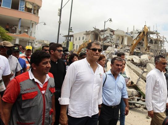 El presidente de Ecuador, Rafael Correa (2d), en las calles de Pedernales (Ecuador)