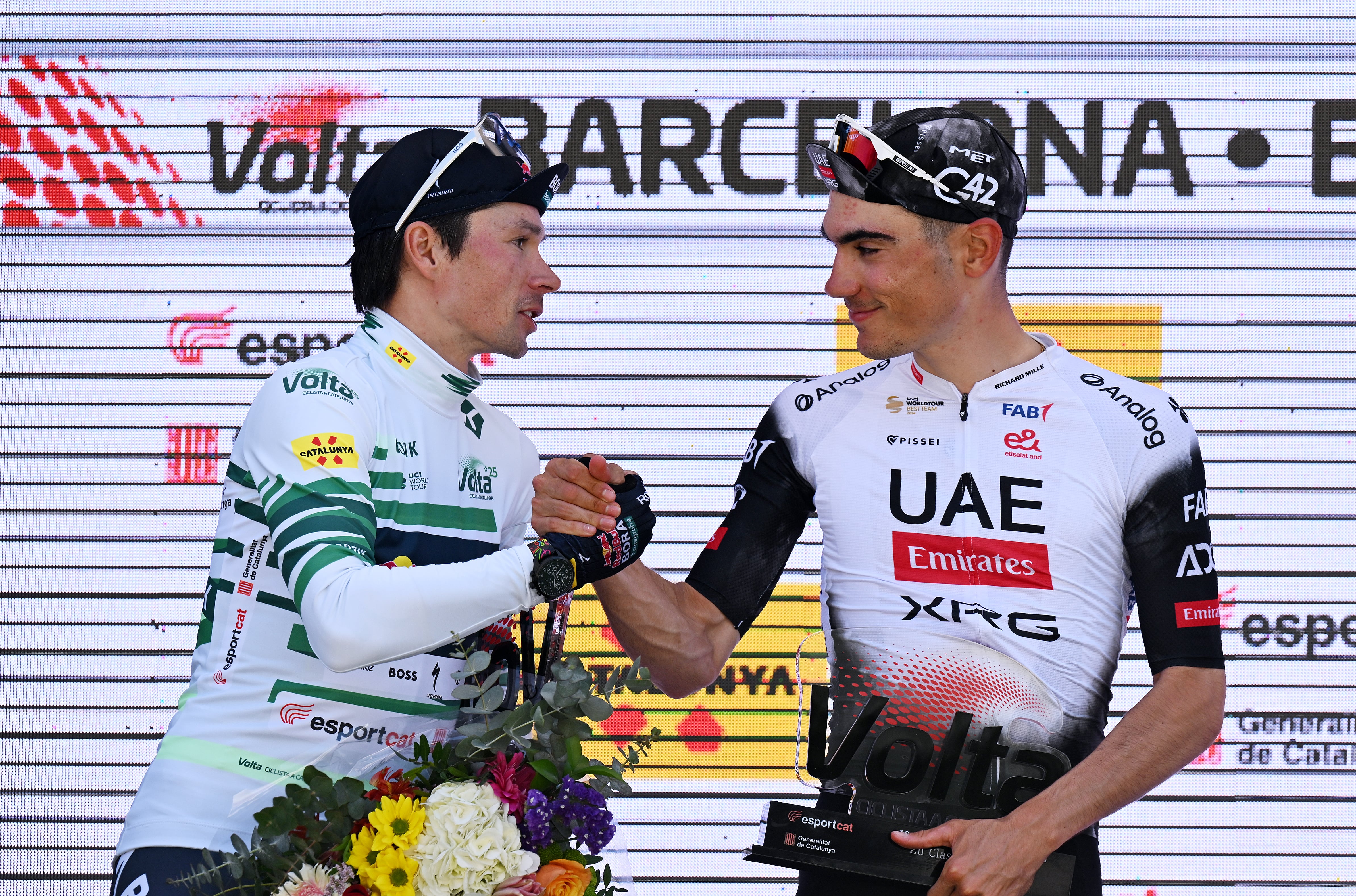 Juan Ayuso, segundo clasificado, y Primoz Roglic, ganador de la Volta Ciclista a Catalunya