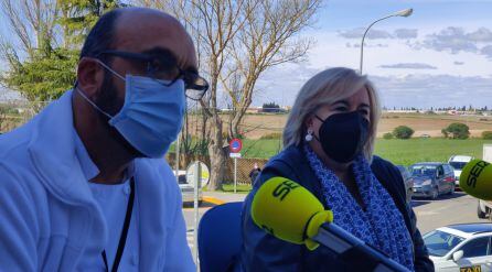 Agapito cocinero del Hospital Infanta Elena de Huelva y Manuela Caro, delegada de Salud en Huelva