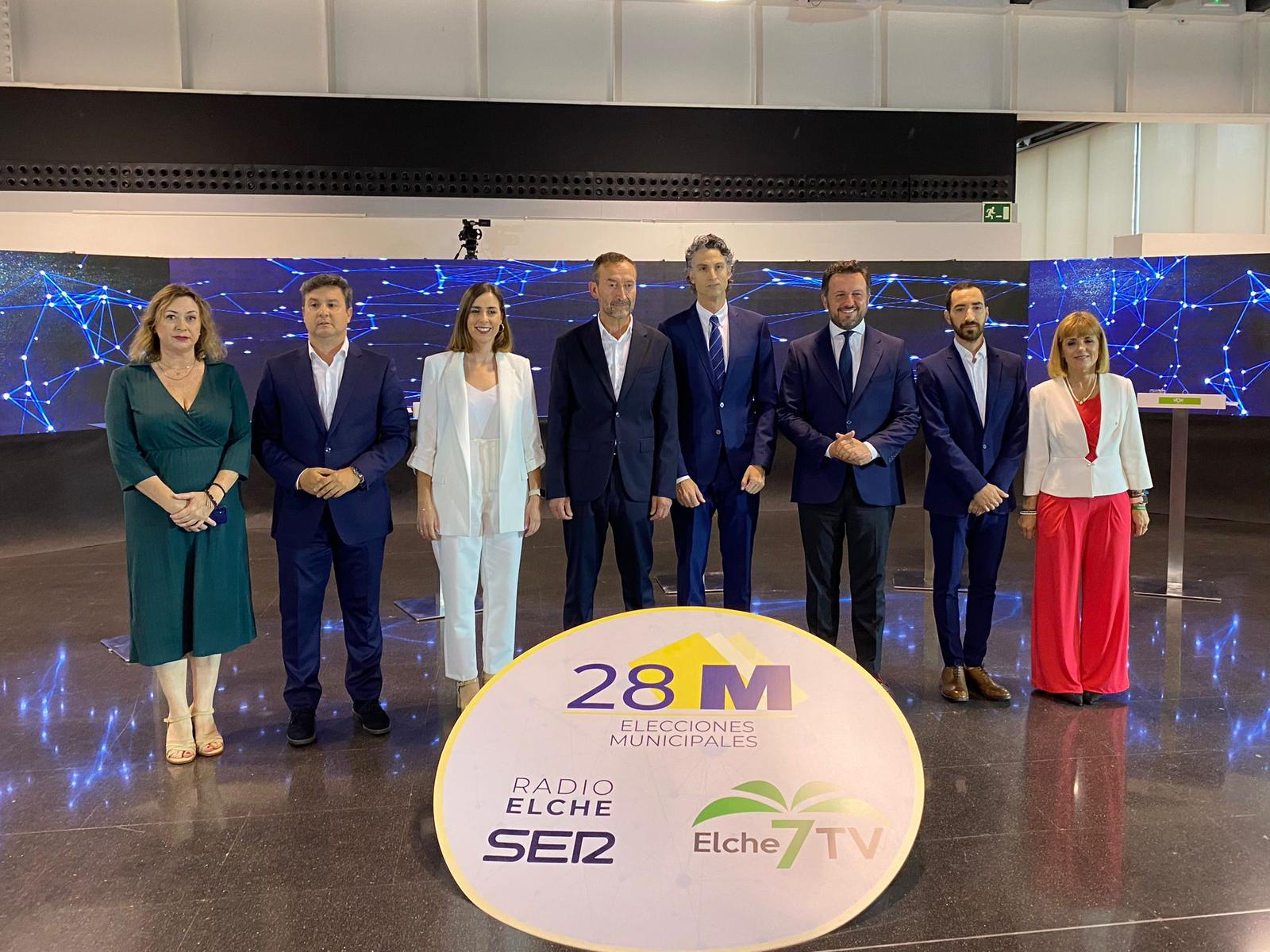 Los candidatos y candidatas a la alcaldía de Elche, Eduardo García-Ontiveros, Esther Díez, Carlos González, Pablo Ruz, y Aurora Rodil con el director del grupo Radio Elche, Marcelo Garrigós la directora adjunta, Cristina Medina y el periodista Mario Abril que moderó el debate