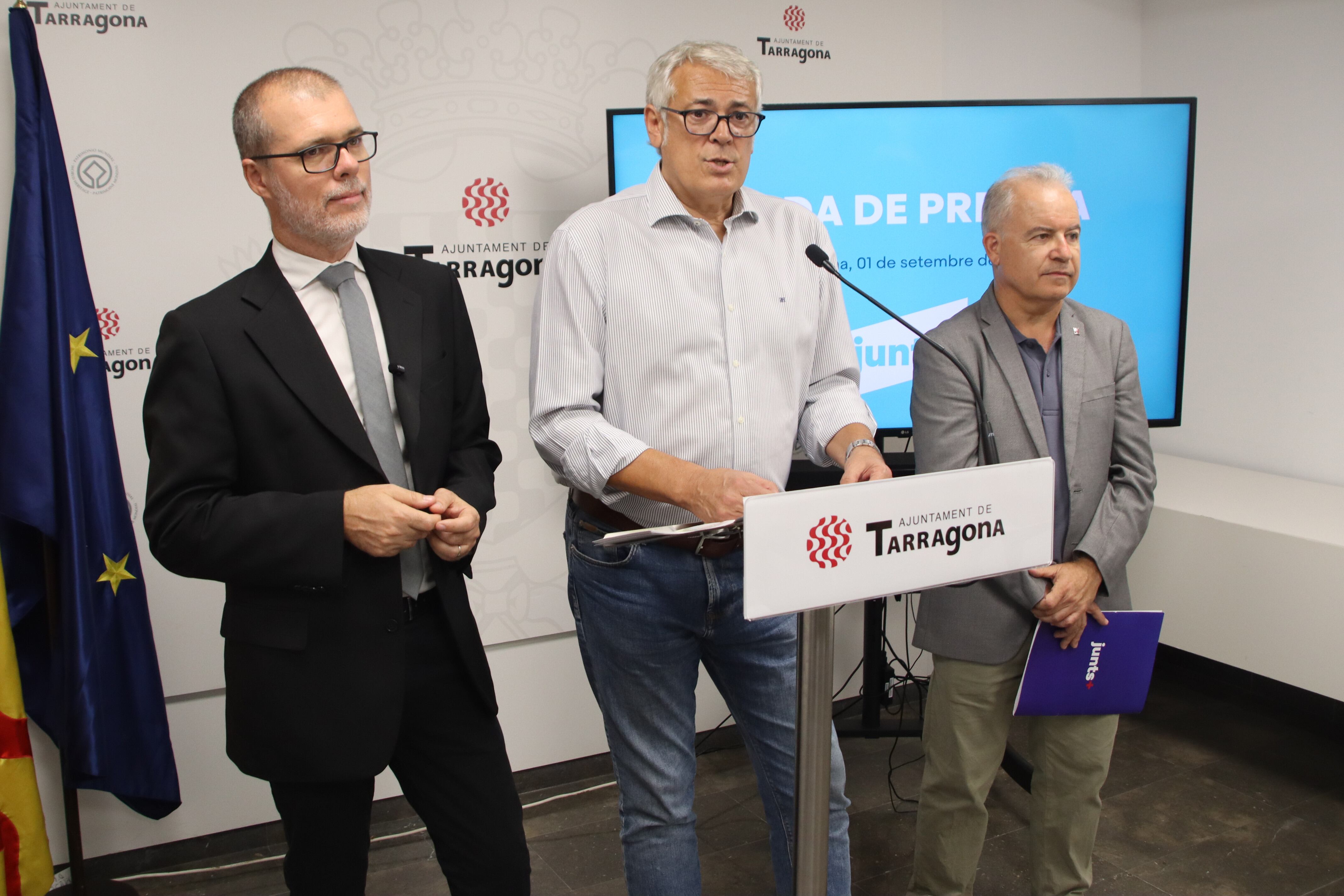 El portaveu de Junts de l'Ajuntament de Tarragona, Jordi Sendra; acompanyat del diputat de Junts al Congrés, Josep Maria Cruset, i del diputat al Parlament, Jordi Bertran