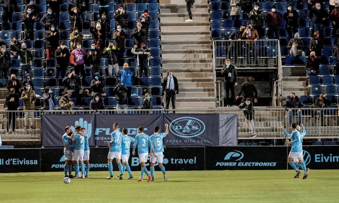 Los jugadores de la UD Ibiza celebran el quinto gol del equipo durante el partido ante el Celta de Vigo correspondiente a la segunda ronda de la Copa del Rey, celebrado este martes en el Estadi Municipal de Can Misses, en Ibiza. 