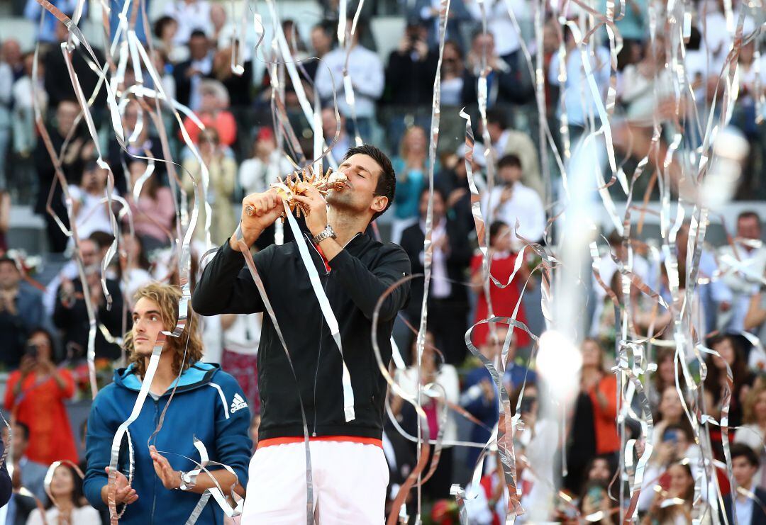 Djokovic levanta el trofeo de campeón 