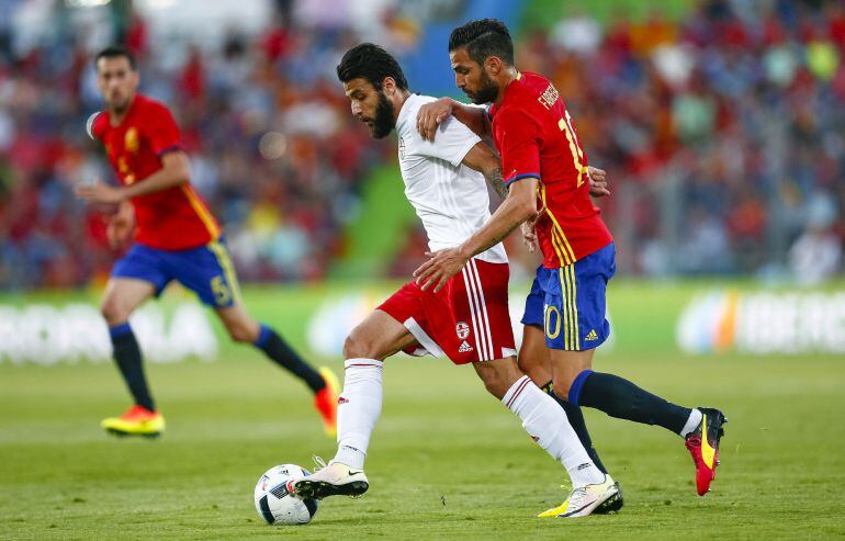 El centrocampista de la selección española Cesc Fábregas disputa un balón con el defensa de Georgia Tornike Okriashvili, durante el partido amistoso que ambas selecciones juega en el Coliseum Alfonso Pérez de Getafe. 