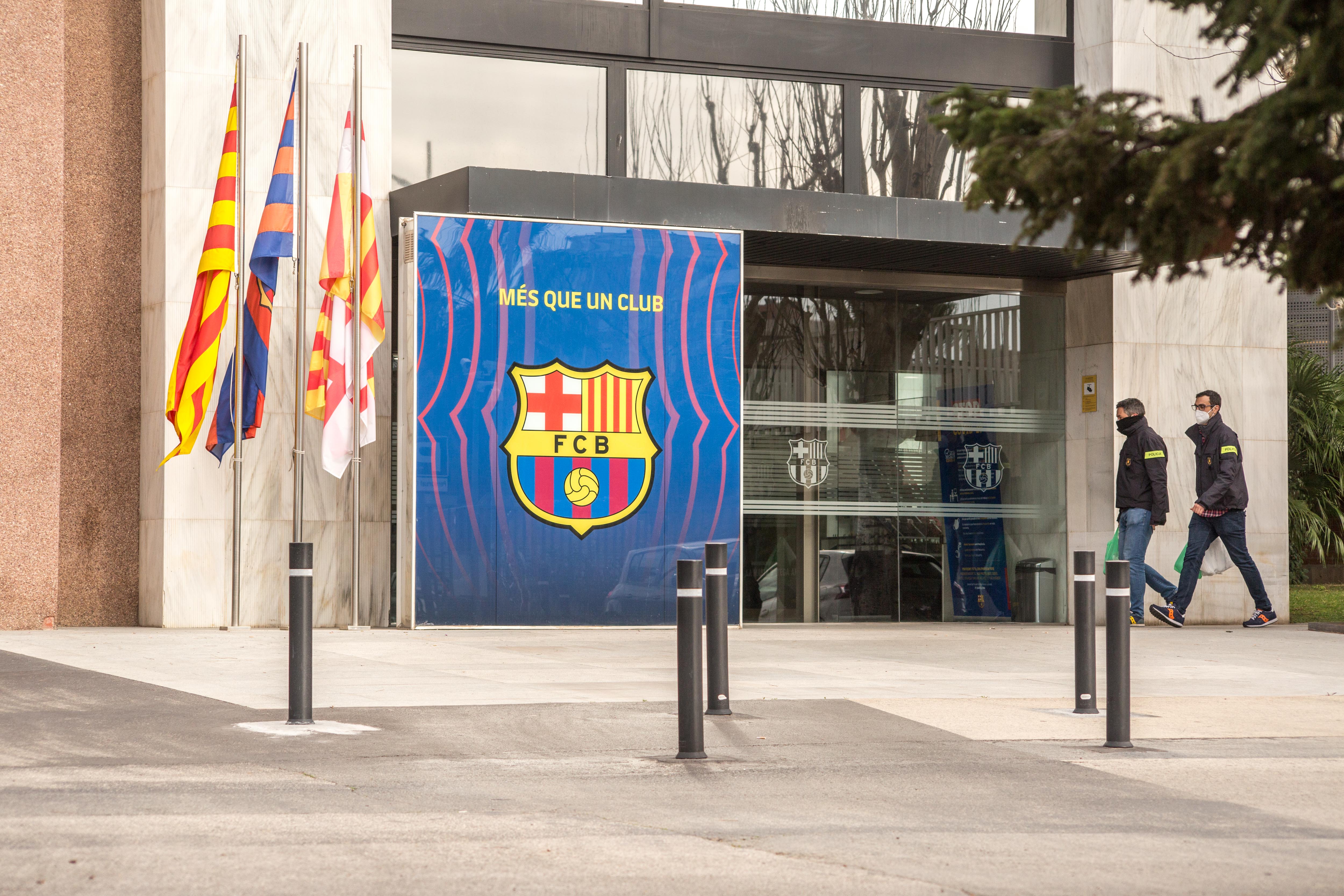 BARCELONA, CATALONIA, SPAIN - 2021/03/01: Police officers seen entering the FC Barcelona office.Police have been to the offices of the Football Club Barcelona for registration and investigation about the alleged crimes of unfair administration and corruption known as &#039;Barçagate&#039;, a record that has resulted in the arrest of former club president, Josep María Bartomeu. (Photo by Thiago Prudêncio/SOPA Images/LightRocket via Getty Images)