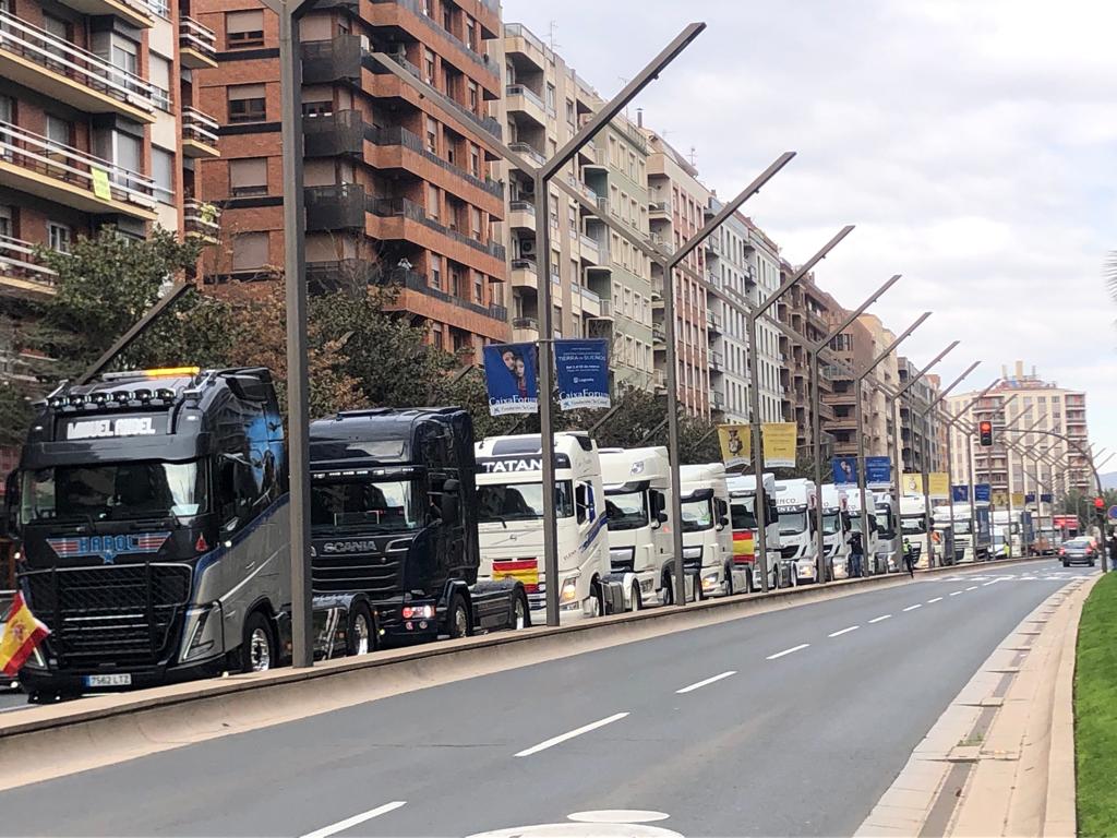 Un centenar de camiones recorren las calles de la capital riojana