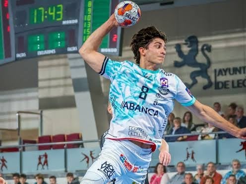 Darío Sanz lanza a portería.