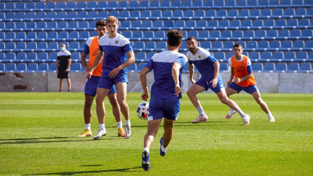 Los jugadores del Hércules entrenándose en el Rico Pérez