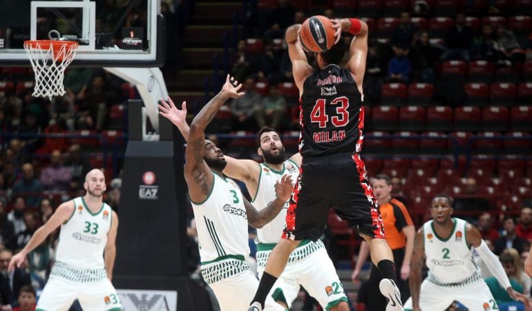 Bourousis y KC Rivers tratan de impedir el lanzamiento de un jugador del Armani de Milán.