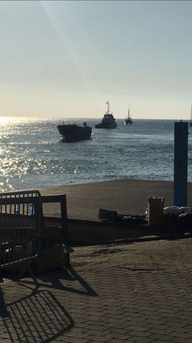 El barco siendo remolcado