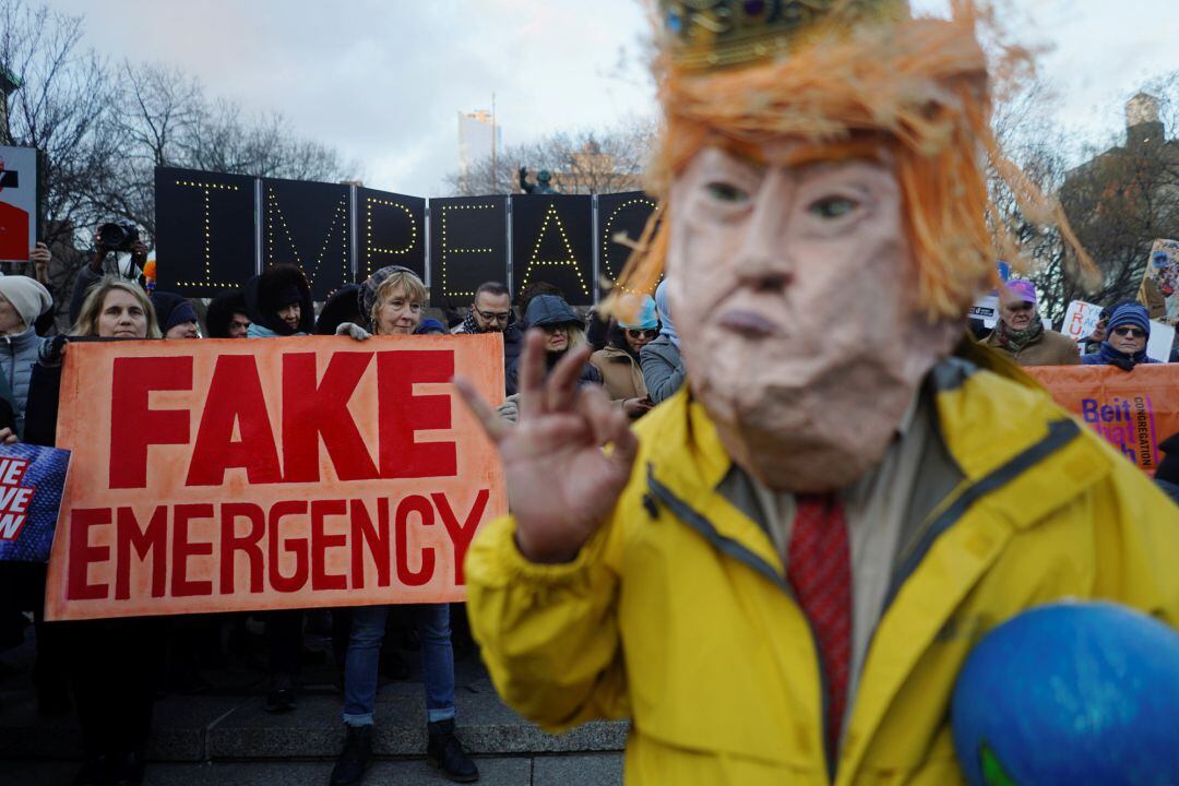 Protestas por la declaración de emergencia de Trump para construir el muro de separación con México. 