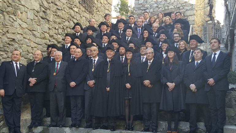 L&#039;habitual foto de família a les escaldes de Casa de la Vall amb els consellers generals habillats de manera tradicional per a la sessió de Sant Tomàs.