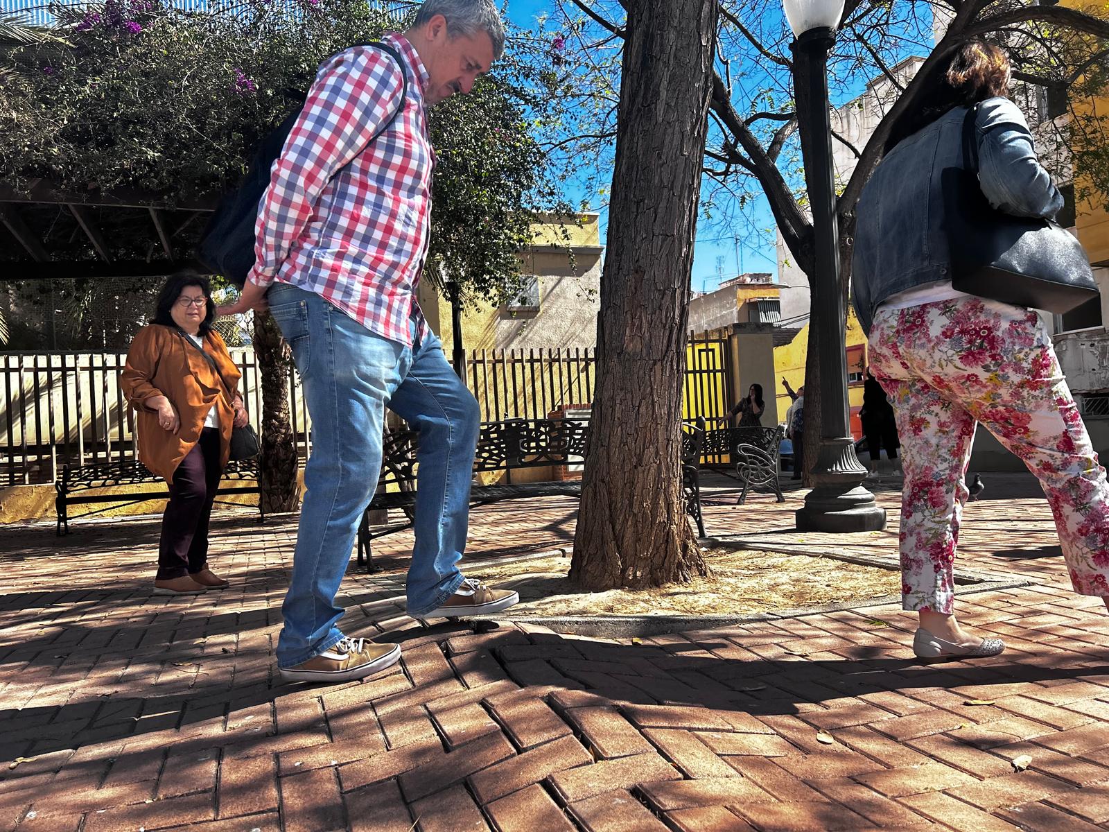 El edil del PSOE, Eduardo Rodríguez, en su visita al barrio de La Florida