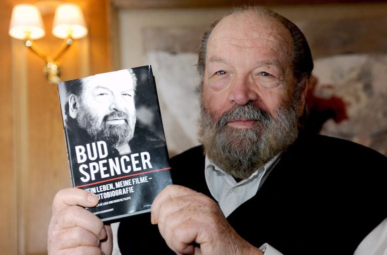 Fotografía de archivo fechada el 13 de abril de 2011 que muestra al actor italiano Bud Spencer durante la presentación del libro autobiográfico: &#039;Mi vida, mis películas&#039;