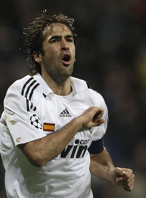 Raúl celebra un gol con el Real Madrid