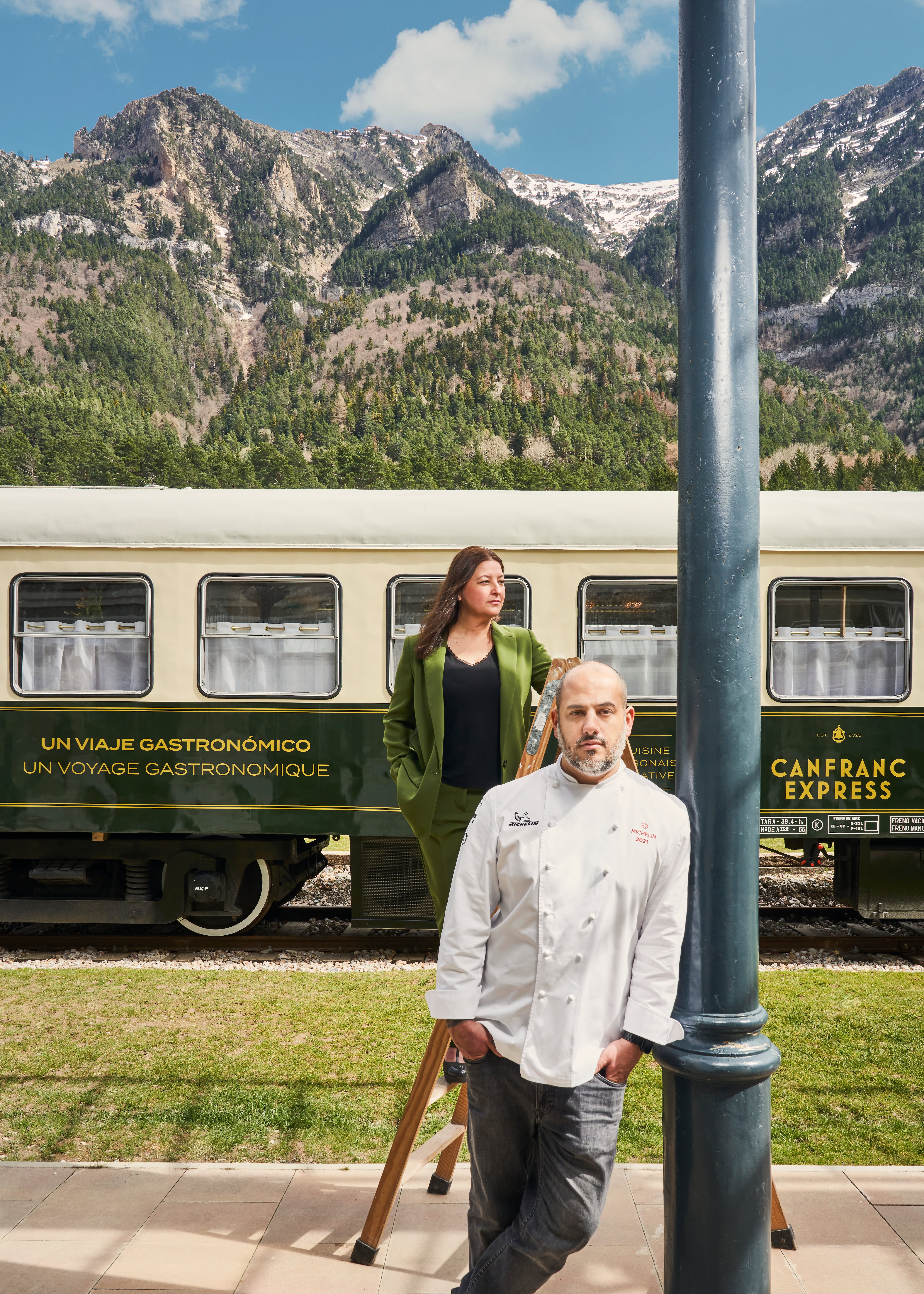 Eduardo y Ana fente al vagón - restaurante Canfranc Express